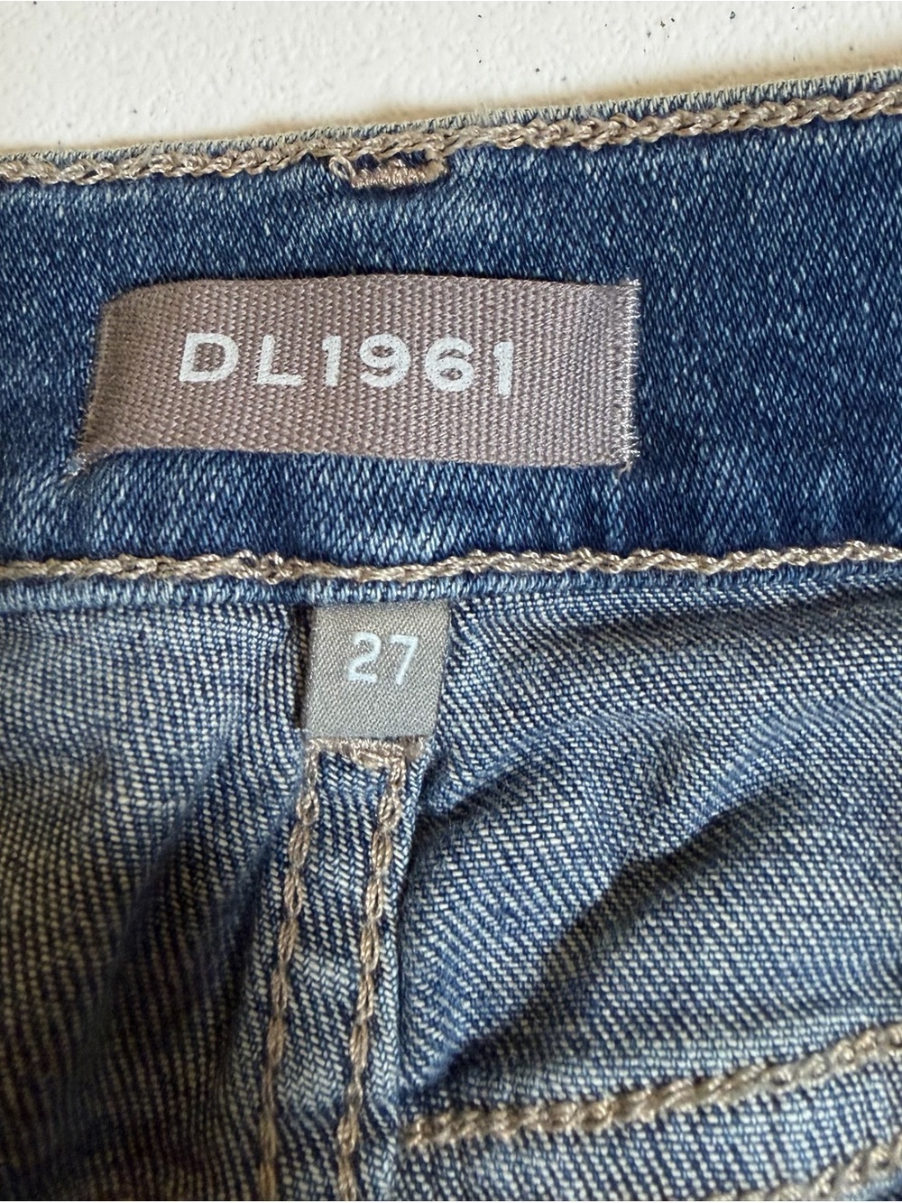 DL1961 NWT Distressed High Rise Straight Leg Jeans Size 27 Retail $199 - Picture 5 of 10